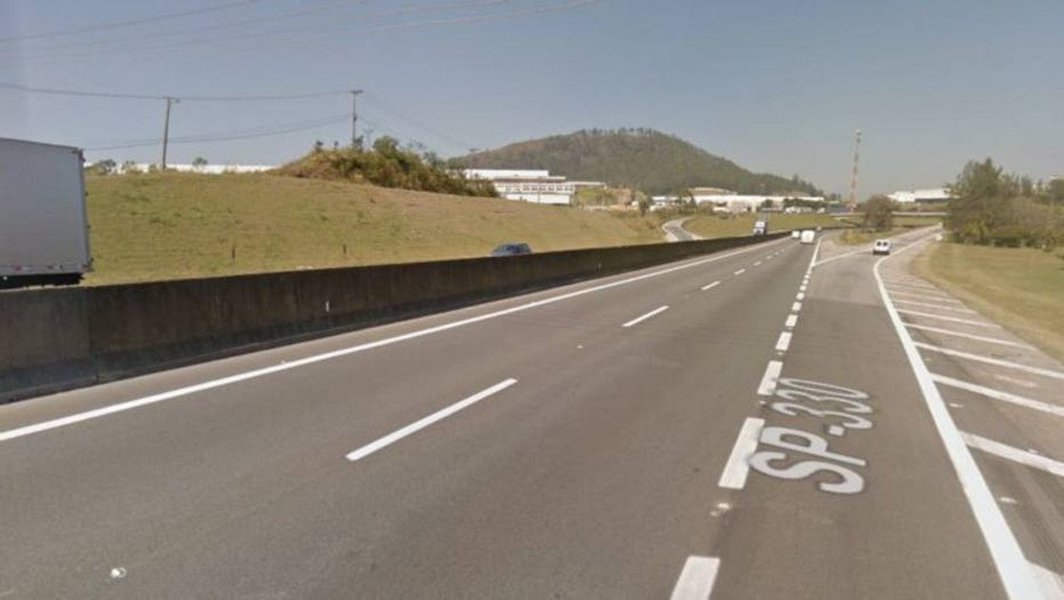 O acidente ocorreu por volta das 1h30 desta segunda-feira (1º), após dois veículos baterem de frente em um viaduto sobre a rodovia.Segundo a concessionária AutoBan, a colisão ocorreu no acesso ao retorno, na altura do km 38