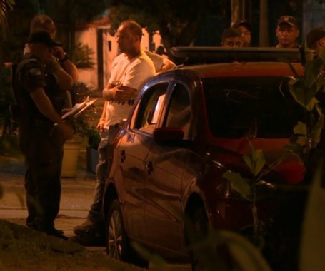 O crime aconteceu na noite desta quinta-feira (11), na esquina da Avenida Cesário de Melo com Rua Madre Teresa, próximo ao Hospital Rocha Faria, em Campo Grande, Zona Oeste do Rio; o próprio cabo se apresentou à Divisão de Homicídios (DH) e os delegados de plantão entenderam que ele poderá responder pelo crime em liberdade