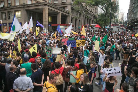 Na decisão que tomou contra o MST, o juiz federal Osório Ávila Neto proibiu a instalação de qualquer acampamento no Parque Harmonia, bem como a realização de protestos nas ruas próximas ao prédio do TRF-4, que julgará no dia 24 de janeiro o recurso do ex-presidente Lula; o magistrado não concedeu, porém, o pedido feito pelo Ministério Público Federal para proibir toda e qualquer manifestação no Parque Harmonia, que fica nas imediações do tribunal 