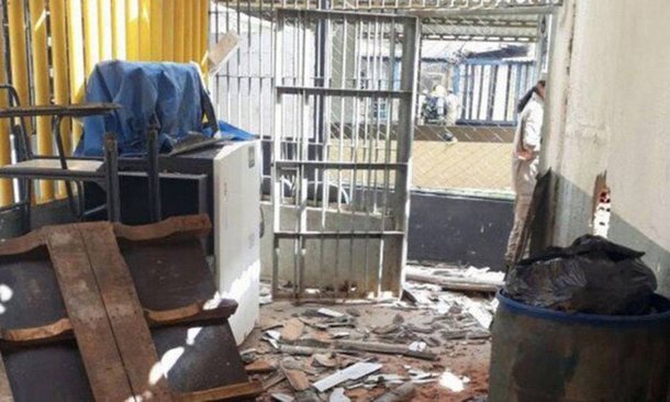 Superintendência Executiva de Administração Penitenciária (Seap) confirmou, por meio de nota divulgada na noite desta segunda-feira (1º), que nove presos morreram e 14 ficaram feridos, durante rebelião na Colônia Agroindustrial do Regime Semiaberto, no Complexo Prisional de Aparecida de Goiânia, cidade da região metropolitana de Goiânia; durante o confronto, os detentos chegaram a incendiar a unidade prisional. Foi preciso a ação do Copro de Bombeiros para apagar o incêndio
