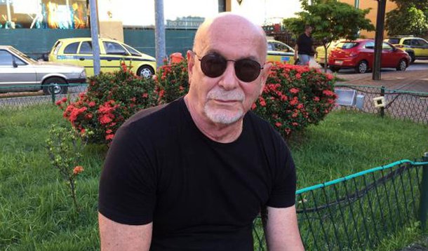 Vai para o trono ou não vai? A expressão que entrou para a história da televisão brasileira na voz de José Abelardo Barbosa de Medeiros, o Chacrinha, vai ecoar na Marquês de Sapucaí; ele é o homenageado da escola de samba Grande Rio, de Duque de Caxias, na Baixada Fluminense; tema do enredo animou até um dos mais experientes carnavalescos do Rio, Renato Lage; considerado um mestre entre seus colegas, mas este ano, na Grande Rio, Lage, além de enfrentar mais uma estreia em parceria com a mulher Márcia, precisa administrar a pressão do sonho da escola em conquistar o título de campeã; nos últimos anos, a escola chegou perto mas não levou o título