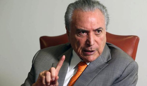 Jornalista Joaquim de Carvalho lembra, no Diário do Centro do Mundo, que "a pesquisa do IBGE que mede o custo de vida (INPC) constatou que no ano passado as coisas ficaram mais caras do que o reajuste do salário mínimo decretado pelo governo federal — 2,07% contra 1,81%"; "Para o governo, o reajuste minúsculo era necessário para economia de R$ 3,4 bilhões ao longo do ano. Na prática, se o índice de inflação fosse usado para a correção do mínimo, o trabalhador teria R$ 2 a mais no fim do mês", diz; segundo o blogueiro, o "governo que nega uma nota de R$ 2 reais ao trabalhador é o mesmo que autoriza o ministro da articulação política a liberar R$ 10 bilhões para obras"