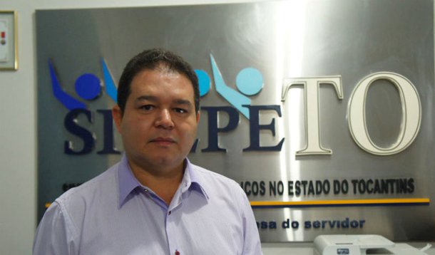 O presidente do Sindicato dos Servidores do Tocantins (Sisepe), Cleiton Pinheiro, se reúne nesta terça-feira (9) com o secretário da Administração, Geferson Barros, para tentar convencer o executivo estadual a mudar o decreto para que o 13º do servidor seja computado no mesmo mês do aniversário e ao menos receber o benefício no mês seguinte a data de nascimento;  sindicato havia elaborado uma proposta diferente, exigindo a gratificação natalina na folha anterior à data de nascimento do servidor, para que o recurso estivesse disponível exatamente no mês do aniversário
