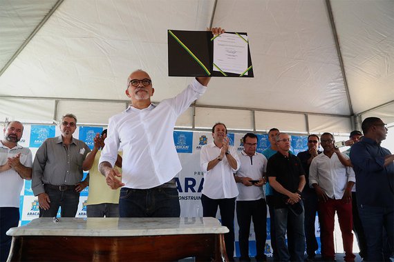 O prefeito de Aracaju, Edvaldo Nogueira (PCdoB), assinou nesta sexta-feira (19) a ordem de serviço da maior obra da atual administração municipal até o momento: a infraestrutura de todas as ruas da segunda etapa do bairro 17 de Março; com investimento de mais de R$ 13 milhões, a iniciativa contempla ações de drenagem, esgotamento sanitário e pavimentação do bairro, que foi projetado e construído por Edvaldo em seu mandato anterior