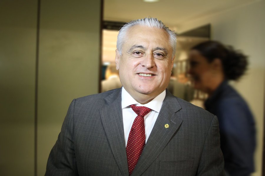 “Fechamos no apoio à reeleição do Camilo Santana e não vamos aceitar posição dúbia de ninguém dentro do partido”, declarou o presidente estadual do PSB, deputado federal Odorico Monteiro. Um dos mais fortes opositores ao Governo na Assembleia Legislativa, o deputado estadual Heitor Férrer (PSB), sentiu a dureza do recado. “Vou procurar Odorico de espírito desarmado. Quero boa convivência”, afirmou