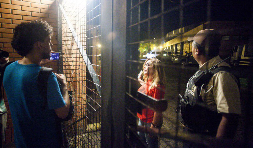 Durante as ações em resposta à condenação do ex-presidente Luiz Inácio Lula da Silva no TRF-4, nesta quarta-feira (24), 21 pessoas da Mídia Ninja e do Levante Popular da Juventude, que participavam de intervenções nas vias da cidade, foram detidas, sendo um menor de idade; assista a vídeo do momento 