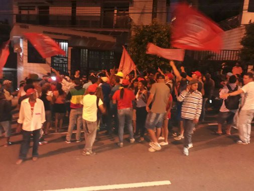 Militantes MTST de São Bernardo ocuparam a frente da casa de Lula contra 'as provocações da direita e em solidariedade ao ex-presidente'; o líder do movimento, Guilherme Boulos, afirmou que "grupelhos de direita fazem provocação em frente à casa de Lula" nesta noite