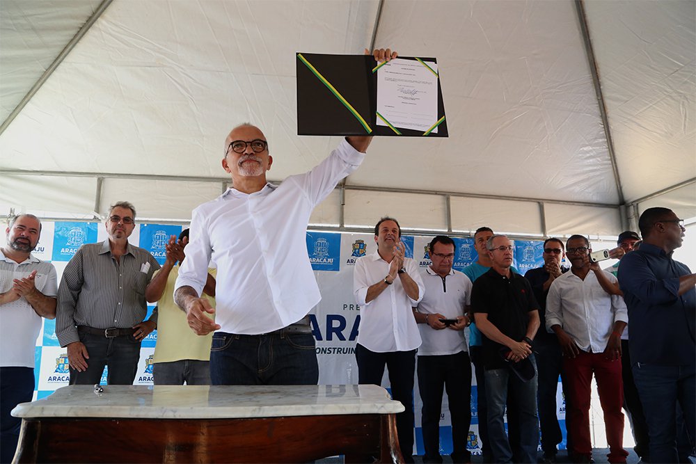 O prefeito de Aracaju, Edvaldo Nogueira (PCdoB), assinou nesta sexta-feira (19) a ordem de serviço da maior obra da atual administração municipal até o momento: a infraestrutura de todas as ruas da segunda etapa do bairro 17 de Março; com investimento de mais de R$ 13 milhões, a iniciativa contempla ações de drenagem, esgotamento sanitário e pavimentação do bairro, que foi projetado e construído por Edvaldo em seu mandato anterior
