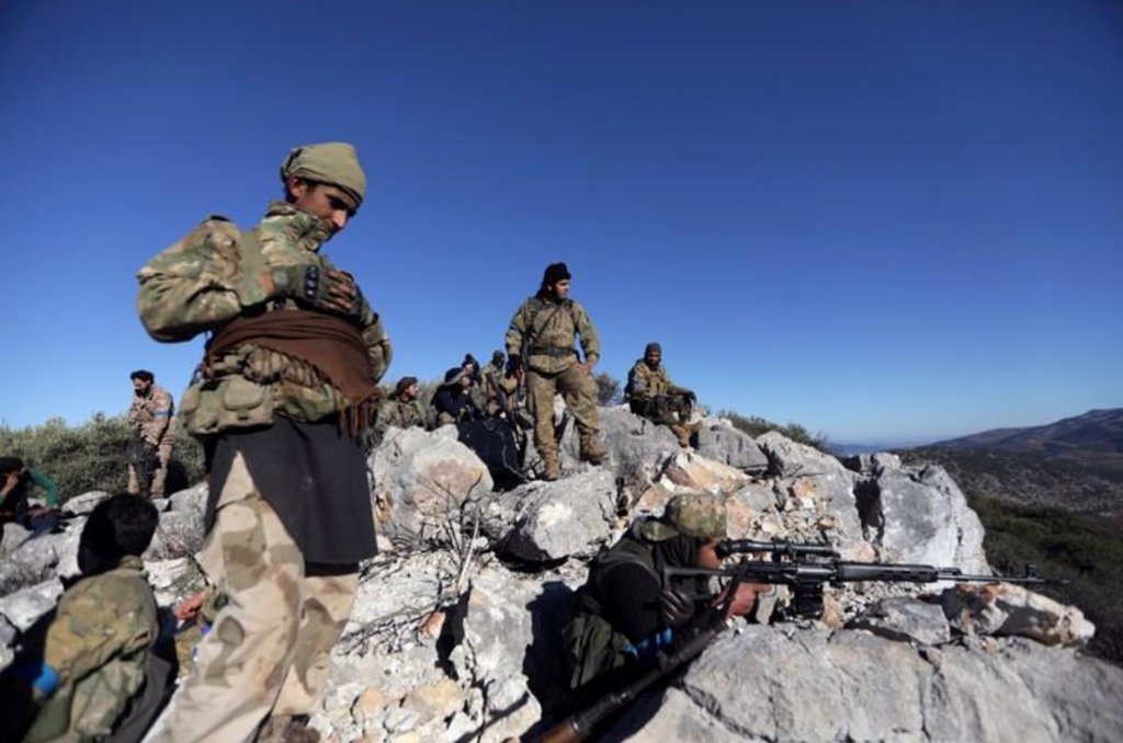 Forças pró-Síria entraram nesta terça-feira na região de Afrin, no noroeste sírio, para ajudar uma milícia curda na área a conter um ataque da Turquia, criando a perspectiva de uma escalada maior no conflito; pouco depois da chegada de um comboio de milicianos que empunhavam bandeiras da Síria e brandiam armas em Afrin, a mídia estatal síria relatou que a Turquia os alvejou com fogo de artilharia