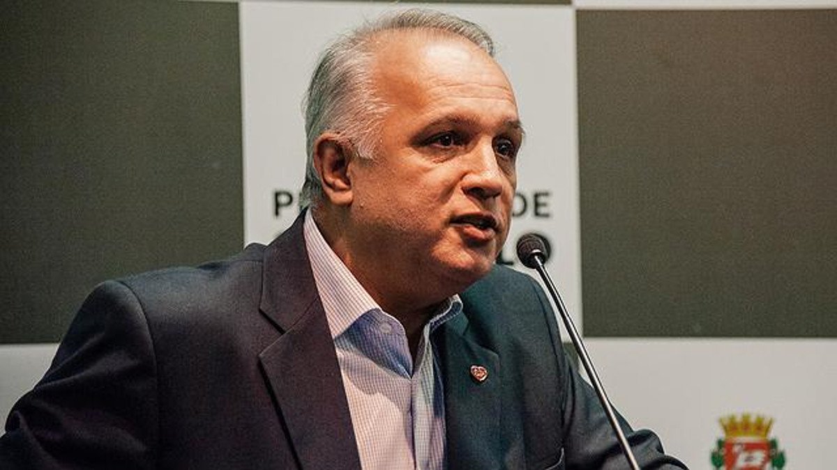 Coronel José Roberto Rodrigues comanda a pasta de Segurança Urbana da prefeitura de São Paulo e utiliza o veículo oficial para levar os filhos para a escola e para o trabalho; motoristas tiveram horário alterado para trabalhar até mais tarde