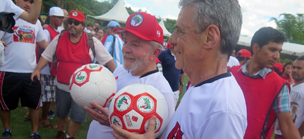 Craques do futebol, da política, das artes e do jornalismo estiveram presentes no sábado, 23 de dezembro, na grande festa em homenagem ao cracaço também conhecido como Magrão. Lula e Chico Buarque puxaram o cordão, com um time com craques de sempre como Paulo Cézar Cajú, Afonsinho, Reinaldo, Espencer