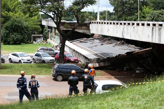 O trecho do viaduto que desabou na manhã desta terça-feira, no centro de Brasília, deve ser recuperado em cerca de seis meses, segundo previsão da presidente do Conselho Regional de Engenharia, Fátima Có; "Mas é provável que o processo licitatório não deva demorar, por se tratar de uma emergência", destacou; até o momento, não foram registradas vítimas do desabamento; o trânsito está completamente bloqueado na via, e não há previsão de liberação. O diretor-geral do Departamento de Estradas de Rodagem do Distrito Federal, Henrique Ludovice, disse que os órgãos do governo vão trabalhar de forma articulada, primeiramente no escoramento desse viaduto e na análise da estrutura