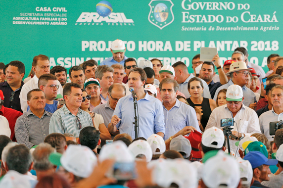 O governador Camilo Santana (PT) lançou, nesta quinta-feira (18), em Morada Nova, a 31ª edição do programa Hora de Plantar.  Com investimento de mais de R$ 17 milhões, cerca de 150 mil trabalhadores em 182 municípios serão beneficiados. Serão entregues 3.030 toneladas de sementes e milhares de mudas. Na ocasião, também foram assinados os termos de adesão do Garantia-Safra 2017-2018