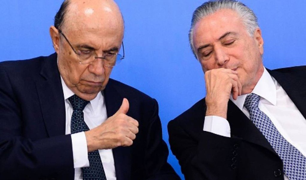 Com a dupla Michel Temer e Henrique Meirelles à frenda economia, a dívida pública federal subiu 14,3% em 2017, a R$ 3,559 trilhões, renovando seu recorde histórico; crescimento da dívida se deu fundamentalmente pela alta de 15% da dívida mobiliária federal interna em relação a 2016, a R$ 3,435 trilhões; no Plano Anual de Financiamento (PAF) para 2018 divulgado nesta quinta-feira, o Tesouro fixou novo intervalo de R$ 3,78 a R$ 3,98 trilhões para o estoque geral da dívida; no ano passado, esse intervalo era de R$ 3,45 trilhões a R$ 3,65 trilhões