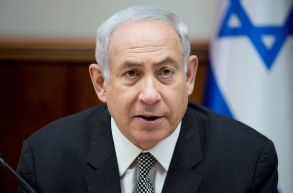 Manifestantes israelenses se reuniram em Tel Aviv para pedir a renúncia do primeiro-ministro, Benjamin Netanyahu, depois que a polícia recomendou que ele seja acusado de ter recebido subornos em dois casos de corrupção; a corporação disse haver indícios suficientes para denunciar Netanyahu, impondo ao premiê, atualmente em seu quarto mandato, um dos maiores desafios ao seu longo domínio na política de Israel
