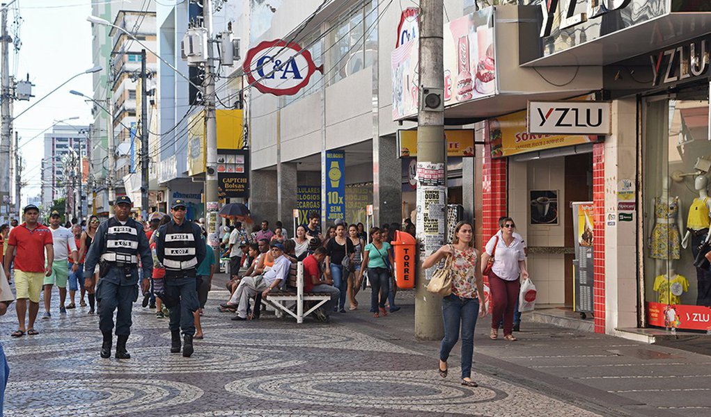 A Câmara dos Dirigentes Lojistas de Aracaju informou que registrou aumento na venda de presentes e demais produtos destinado ao Natal; as previsões ficavam de 5% a 6%, em comparação com o mesmo período do ano passado, e foram atingidas; de acordo com o Breno Barreto, atual presidente da câmara, "esse índice ainda vai aumentar um pouco, elevação leve, mas que já nos deixa satisfeito pelos números alcançados até o momento"