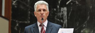 Para o deputado federal Rogério Correia (PT-MG) o Brasil é um país dividido entre a fantasia e a realidade; "Existe um Brasil fantasioso. Nele, o ilegítimo Temer está 'recuperando' a economia; Aécio, livre, leve e solto, é um senador que tentará a reeleição ou até o governo mineiro; e a Lava Jato está 'limpando' o Brasil dos corruptos. Esse Brasil fantasioso é o que é retratado pela mídia corporativa; já o "Brasil real", diz ele, "a economia vai mal, muito mal, o Judiciário continua a ignorar a corrupção do PSDB e o Brasil é vendido aos estrangeiros"