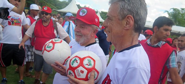 Craques do futebol, da política, das artes e do jornalismo estiveram presentes no sábado, 23 de dezembro, na grande festa em homenagem ao cracaço também conhecido como Magrão. Lula e Chico Buarque puxaram o cordão, com um time com craques de sempre como Paulo Cézar Cajú, Afonsinho, Reinaldo, Espencer