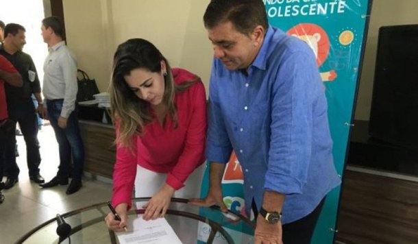 Nesta segunda-feira (8), Cinthia Ribeiro (PSDB) assinou o Termo de Transferência de cargo que lhe permitiu assumir, a partir de hoje, a gestão da prefeitura de Palmas nos próximos 40 dias.; o prefeito Carlos Amastha se ausentará durante esse período para presidir a Frente Nacional dos Prefeitos (FNP) e depois sairá de férias