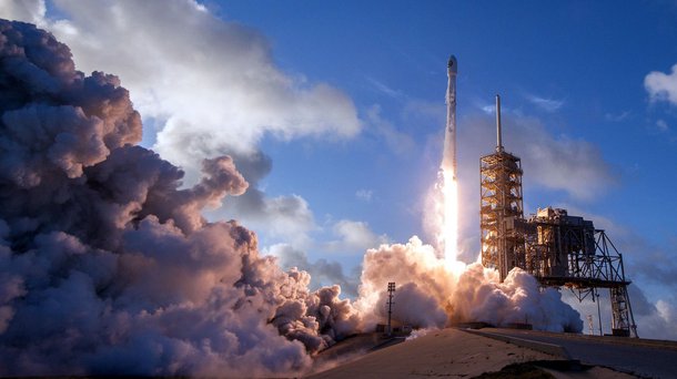 O automóvel elétrico de luxo será utilizado como carga no voo teste de estreia altamente esperado do novo foguete jumbo Falcon Heavy, também de Musk, que deve ser lançado na terça-feira por seu outro empreendimento de transporte, a Space Exploration Technologies; provavelmente a SpaceX, com sede na Califórnia, vai ganhar vantagem em relação às companhias de foguetes comerciais rivais que buscam contratos importantes com a Nasa, as Forças Armadas dos EUA, empresas de satélites e até mesmo com turistas espaciais pagantes
 