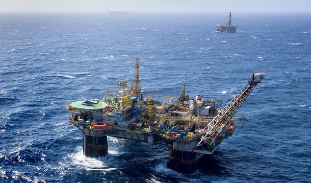 Petrobras informou que concluiu a cessão de direitos das concessões das áreas de Lapa e Iara, ambas na Bacia de Santos, para a petroleira francesa Total, como parte de uma aliança estratégica assinada anteriormente entre ambas as empresas; valor pago nessas transações, segundo as companhias, totaliza US$ 1,95 bilhão, mas não contempla uma linha de crédito que pode ser acionada pela Petrobras no valor de US$ 400 milhões, representando parte dos investimentos da estatal nos campos da área de Iara, além de pagamentos contingentes