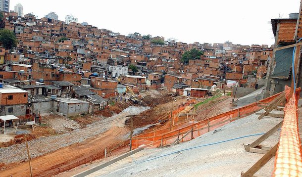 As comunidades de Heliópolis e Paraisópolis receberão, em 30 dias, o projeto piloto que vai oferecer microcrédito às favelas brasileiras; foi assinado, em Brasília, o Acordo de Cooperação entre o Sebrae e o BNDES que amplia acesso a crédito aos microempreendedores individuais (MEI); “O entendimento do BNDES em relação aos pequenos negócios era outro, agora estamos falando a mesma língua; os recursos estavam concentrados e o Sebrae e o Banco estão aqui para enfrentar os desafios”, enfatizou o presidente do Sebrae, Guilherme Afif Domingos