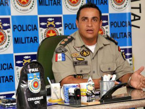O comandante-geral da Polícia Militar de Alagoas (PMAL), coronel Marcos Sampaio, teve o carro levado em um assalto ocorrido na noite desta terça-feira (13), no bairro do Trapiche da Barra, em Maceió; o veículo pertence à Secretaria de Segurança Pública (SSP) e era utilizado pelo comandante; após o assalto foi emitido um alerta geral para todas as equipes de plantão, mas o veículo ainda não foi recuperado