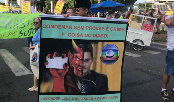 Mais antigo bloco de carnaval de Brasília (criado em 1978), o tradicional Pacotão saiu pelas ruas de Brasília pela segunda e última vez nesta terça-feira, 13; como já era de se esperar, Michel Temer é um dos alvos principais da turma, que preparou uma marchinha oficial intitulada "O presidente despirocado" – obviamente, o peemedebista é o protagonista da peça; além das menções a Temer e seu homem da mala, Rodrigo Rocha Loures, teve defensor de Lula que comparou o juiz Sérgio Moro, responsável pela condenação do petista, ao diabo