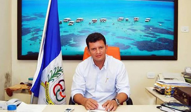 O Ministério Público Federal (MPF) em Alagoas ingressou com ação de improbidade administrativa contra o ex-prefeito do município de Maragogi Marcos José Dias Viana, conhecido como Marcos Madeira, e o empresário Roberto Antônio da Graça Lopes, sócio da empresa Premium Construções LTDA; Ambos são acusados de prejuízo ao erário praticados nos anos de 2005 e 2006, período em que Marcos foi prefeito da cidade (2005-2012)