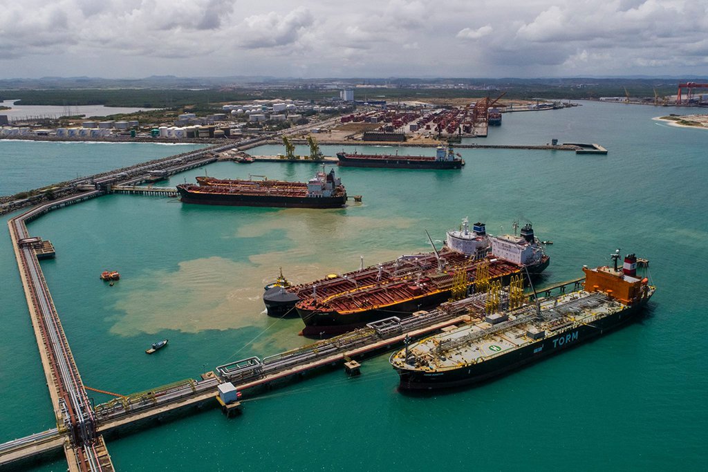 O Complexo Industrial Portuário de Suape, no Sul da Região Metropolitana do Recife, alcançou em 2017 a maior movimentação anual de sua história, com um total de 23,8 milhões de toneladas de cargas, um crescimento de 4,7% em relação ao ano anterior; de acordo com balanço divulgado pelo porto, o destaque foi o crescimento, principalmente, de contêineres e veículos, que alcançaram também as maiores marcas já registradas em Suape; em 2017, foram 464.490 TEUs (+18,9%) e 80.080 automóveis (+46%), respectivamente