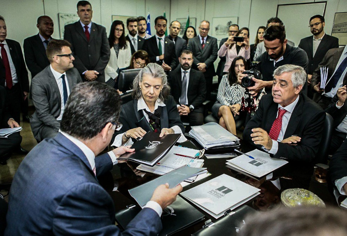  O governo de Goiás divulgou nota no meio da tarde desta segunda-feira para comentar a não-visita da ministra Cármen Lúcia ao presídio do regime semiaberto; "Não houve, em momento algum, por parte do Supremo ou do CNJ, solicitação de agendamento de visita ao complexo, nem antes e nem durante a vinda da ministra a Goiás, na manhã desta segunda-feira, 8 de janeiro"; "A ministra não veio a Goiás para vistoriar presídios, mas para discutir medidas e estratégias para o sistema penitenciário local e nacional", diz a nota