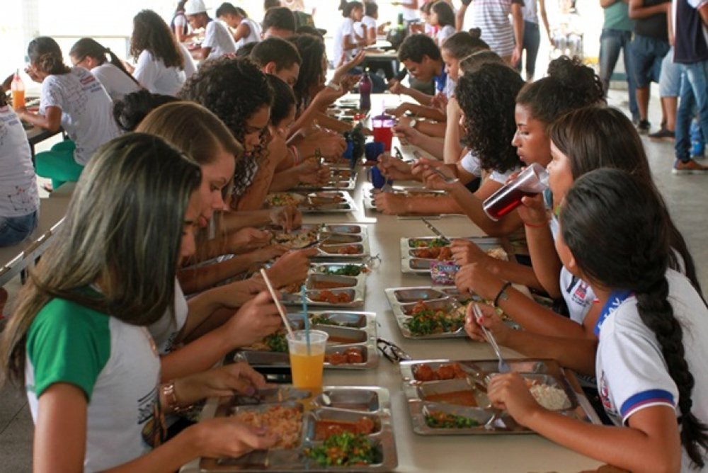 O Governo de Alagoas, por meio da Secretaria de Estado da Educação (Seduc) e Emater-AL, investirá no mínimo 30% dos recursos do Fundo Nacional de Desenvolvimento da Educação (FNDE) em agricultura familiar para a produção da merenda nas escolas da rede estadual, através do Programa Novo Mais Educação (PNME); a medida abrangerá mais de 30 escolas da região Agreste ligadas à 5ª Gerência Regional de Educação (Gere)