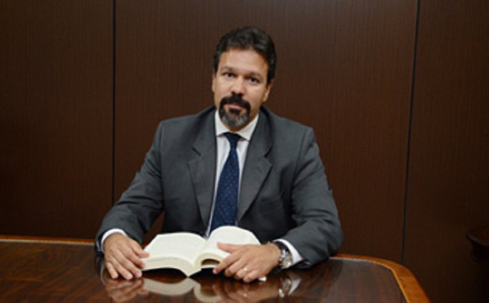 Ricardo Leite, da 10ª Vara Federal de Brasília, que proibiu Lula de sair do Brasil e mandou confiscar seu passaporte, já foi afastado da Operação Zelotes suspeito de atrapalhar as investigações e se tornou alvo de investigação da Corregedoria; em maio passado, ele havia ordenado a suspensão das atividades do Instituto Lula