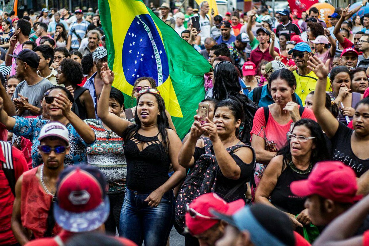 Logo após a confirmação da condenação do ex-presidente Lula em segunda instância no caso do tríplex do Guarujá, milhares de pessoas rumaram para a Praça da República, no centro de São Paulo; ainda na noite desta quarta-feira (24), o ex-presidente participará de um ato com a presença de lideranças políticas e demovimentos sociais no local