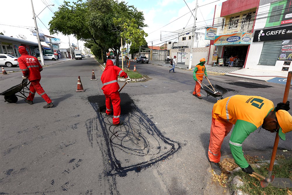 A Prefeitura de Aracaju iniciou mais um mutirão de limpeza e tapa-buraco. Desta vez, na região que compreende o bairro Jabotiana e os conjuntos Sol Nascente, Santa Lúcia e JK e o Largo da Aparecida; por determinação do prefeito Edvaldo Nogueira, a iniciativa conjunta das empresas municipais de Obras e Urbanização (Emurb) e Serviços Urbanos (Emsurb), que já ocorreu no conjunto Orlando Dantas, alcançará todos os bairros de Aracaju, segundo informações da assessoria do executivo municipal