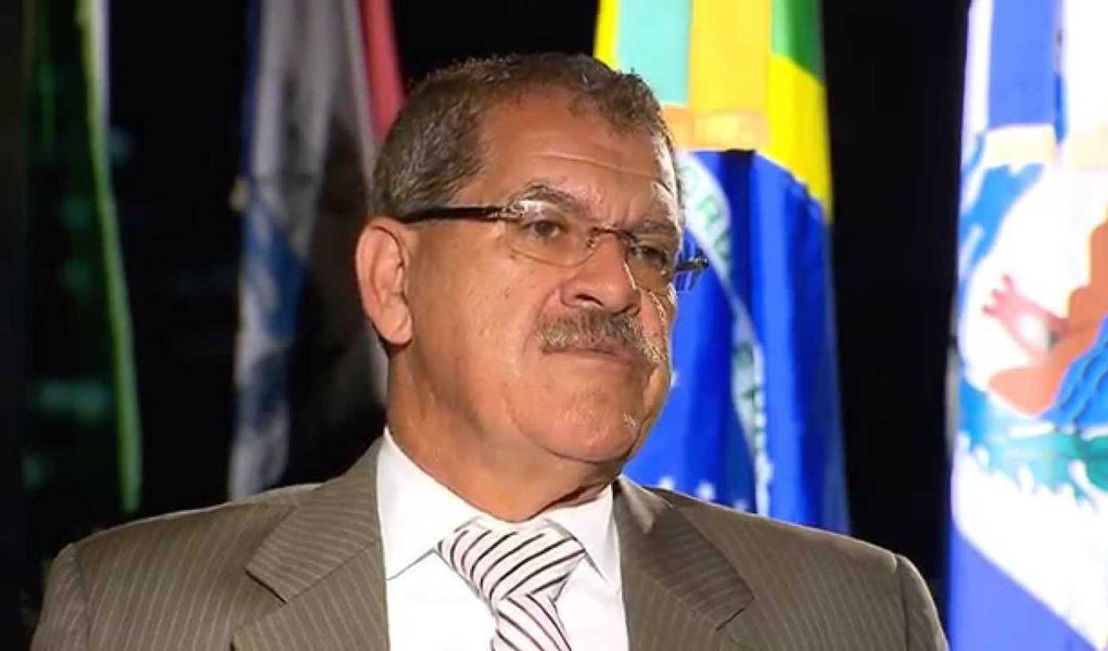 Vice-presidente do STJ, ministro Humberto Martins, negou liminar no pedido de habeas corpus impetrado pelo advogado pernambucano John Lennon Silvestre de Melo em favor do ex-presidente Luiz Inácio Lula da Silva; advogado, que não atua formalmente na defesa do petista, pedia que Lula não fosse preso até que sejam esgotadas todas as possibilidades de recursos judiciais; na decisão, o ministro Humberto Martins destacou não haver risco imediato de prisão do ex-presidente e que ainda cabem recursos junto ao próprio TRF-4