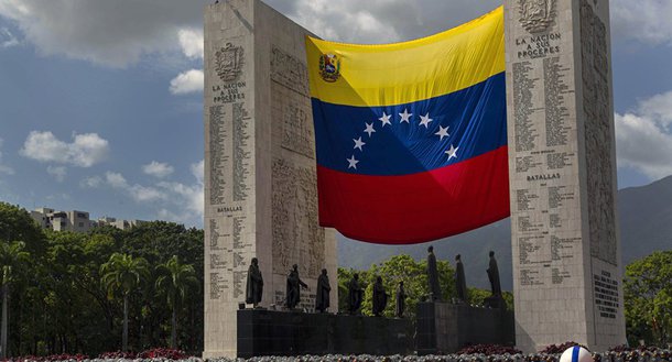 O ministro da Defesa da Venezuela, Vladimir Padrino López, declarou que as sanções do governo dos EUA contra os militares venezuelanos não conseguem intimidar a honra da Força Armada Nacional Bolivariana; Padrino López descreveu como "ligeiros e aberrantes" os comentários da porta-voz do Departamento de Estado dos EUA, Heather Nauert, na qual indicou que os funcionários venezuelanos podem evitar sanções ao cumprir o estado de direito