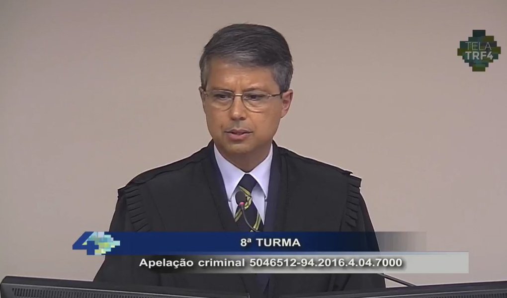 Victor Laus, o terceiro desembargador, começou elogiando a Lava Jato e chamou Sérgio Moro de brilhante. Definiu-o com três palavras: Talento, coragem, interesse. "Decisões judiciais têm que ser fundamentadas". Laus julgou não o caso do triplex, mas o mandato de Lula: "Sua Excelência em certo momento perdeu o rumo"