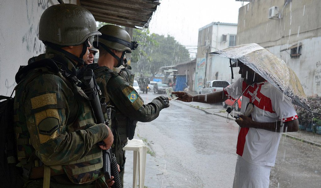 A intervenção militar do exército já caiu no ridículo. A última patacoada é o flagra de soldados interrompendo o ir e vir de moradores de favelas da zona oeste, o que é evidentemente inconstitucional, e, qual num estado de sítio, fichando-os um a um