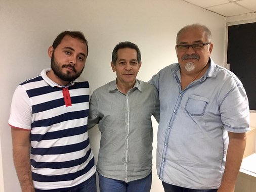 O deputado estadual Heitor Férrer (PSB) recebeu, na manhã desta sexta (19) em seu gabinete na Assembleia, a visita do coordenador nacional da Rede Sustentabilidade, Pedro Ivo, e do porta-voz do partido no Ceará, Wesley Diógenes. O parlamentar afirmou que, embora não tenha intenção de deixar seu partido, poderá filiar-se à Rede, dependendo de conversas sobre o cenário local e nacional para as eleições deste ano