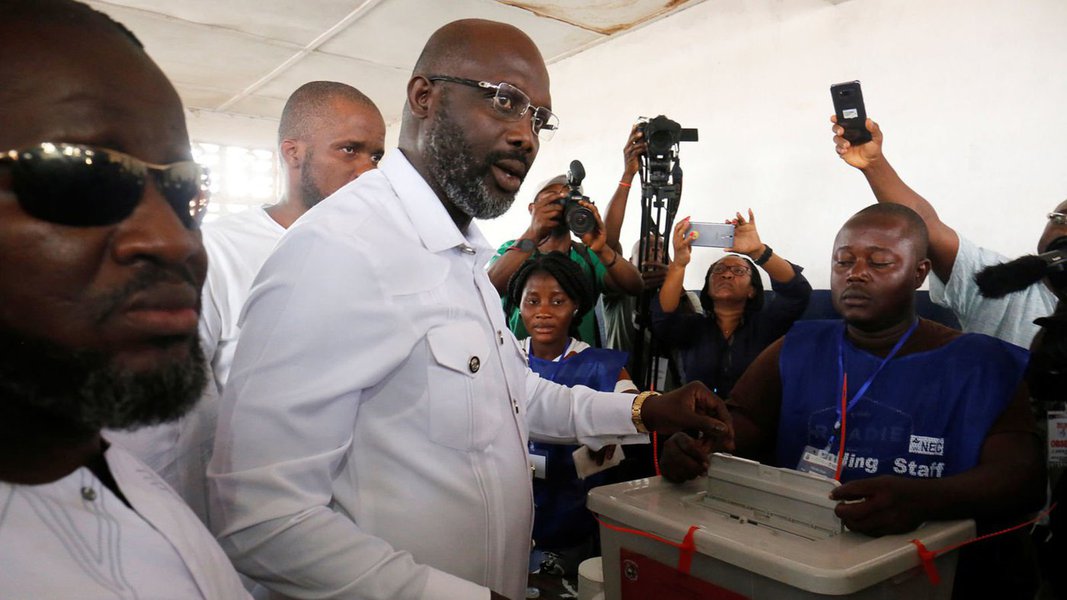 O ex-jogador George Weah, único africano ganhador do troféu Bola de Ouro de 1995, concedido ao melhor futebolista do ano, foi eleito presidente da Libéria nesta quinta-feira, após a apuração oficial de 98% dos votos do segundo turno das eleições; de acordo com os resultados provisórios anunciados pela Comissão Eleitoral Nacional (NEC) do país, Weah, do partido Congresso pela Mudança Democrática, obteve 61,5% do votos contra 38,7% do atual vice-presidente do país, Joseph Boakai, do Partido da Unidade