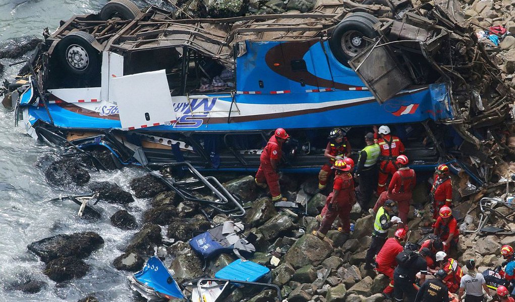 Pelo menos 25 pessoas morreram e outras 30 ficaram feridas depois que um ônibus caiu em uma encosta próxima ao mar na região conhecida como Pasamayo, no norte de Lima, capital do Peru; "As mortes superam 25, mas ainda não temos números precisos", declarou o chefe da polícia rodoviária, Dino Escudero; acidente aconteceu na rodovia Pan-Americana Norte, a cerca de 45 quilômetros de Lima, em um trecho conhecido como curva do diabo, que passa por uma região montanhosa sobre o Oceano Pacífico