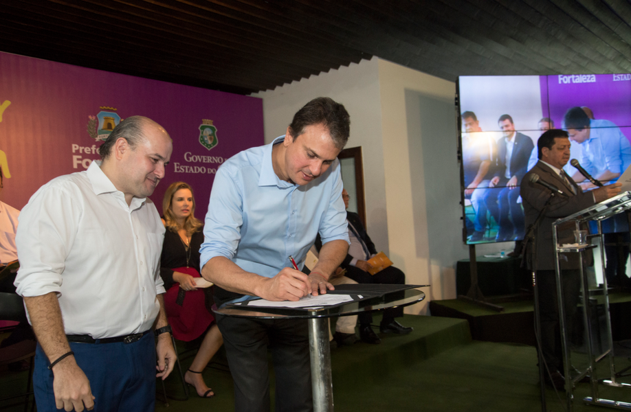 O governador Camilo Santana (PT) e o prefeito de Fortaleza, Roberto Cláudio (PDT), apresentaram nesta terça (20) o Plano de Investimento na Área de Saúde, que contará com orçamento de R$ 528,5 milhões para a implantação de seis novas policlínicas, postos de saúde e ampliação de hospitais, como o IJF 2, Hospital de Messejana e Maternidade Dra. Zilda Arns Neumann, entre outros. “Ao longo desses três anos, o Ceará tem ampliado os investimentos em saúde, mesmo em um cenário de crise. O desafio é manter os investimentos”, disse Camilo