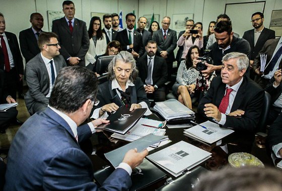  O governo de Goiás divulgou nota no meio da tarde desta segunda-feira para comentar a não-visita da ministra Cármen Lúcia ao presídio do regime semiaberto; "Não houve, em momento algum, por parte do Supremo ou do CNJ, solicitação de agendamento de visita ao complexo, nem antes e nem durante a vinda da ministra a Goiás, na manhã desta segunda-feira, 8 de janeiro"; "A ministra não veio a Goiás para vistoriar presídios, mas para discutir medidas e estratégias para o sistema penitenciário local e nacional", diz a nota