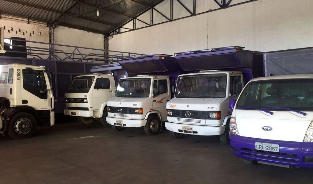 O MP-RJ e a Polícia Civil fazem operação para cumprir 36 mandados de busca e apreensão em imóveis da zona oeste do Rio e da Baixada Fluminense; entre os alvos da ação estão residências do ex-prefeito de Belford Roxo Adelino Braulino dos Santos e o ex-secretário de Administração do município, João Magalhães da Silva; a ação tem o objetivo de apreender documentos e dispositivos eletrônicos que possam instruir um inquérito policial que apura diversas operações atípicas realizadas pelos investigados, em torno de R$ 34,4 milhões, entre 2012 e 2015; segundo o MP, a investigação reúne fortes indícios de existência de um esquema de lavagem de dinheiro