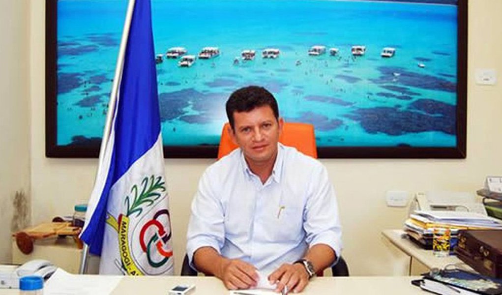 O Ministério Público Federal (MPF) em Alagoas ingressou com ação de improbidade administrativa contra o ex-prefeito do município de Maragogi Marcos José Dias Viana, conhecido como Marcos Madeira, e o empresário Roberto Antônio da Graça Lopes, sócio da empresa Premium Construções LTDA; Ambos são acusados de prejuízo ao erário praticados nos anos de 2005 e 2006, período em que Marcos foi prefeito da cidade (2005-2012)