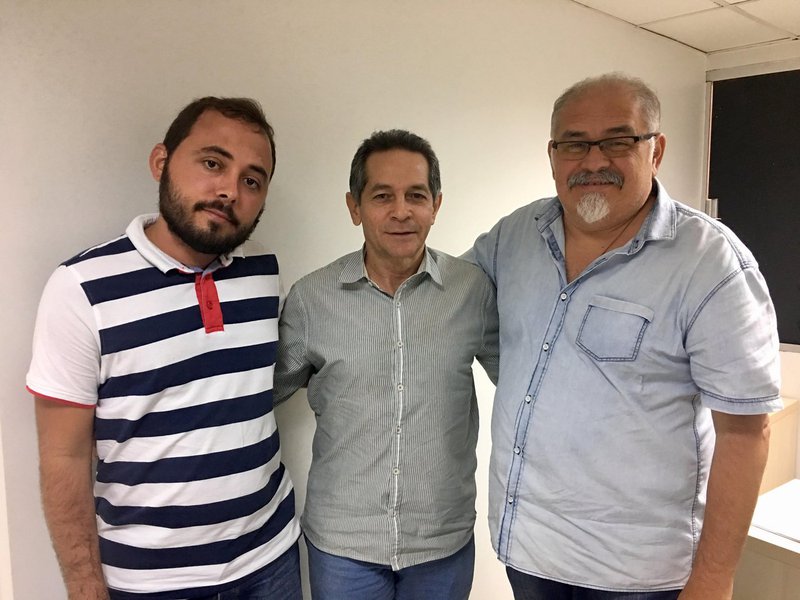 O deputado estadual Heitor Férrer (PSB) recebeu, na manhã desta sexta (19) em seu gabinete na Assembleia, a visita do coordenador nacional da Rede Sustentabilidade, Pedro Ivo, e do porta-voz do partido no Ceará, Wesley Diógenes. O parlamentar afirmou que, embora não tenha intenção de deixar seu partido, poderá filiar-se à Rede, dependendo de conversas sobre o cenário local e nacional para as eleições deste ano