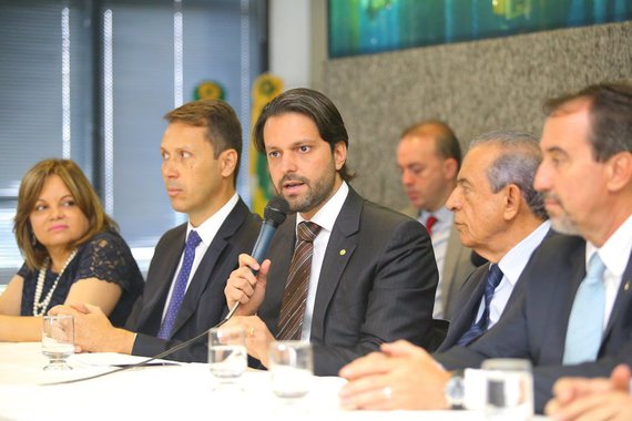 O ministro das Cidades, Alexandre Baldy, anunciou, na manhã desta segunda-feira (29), que as obras do BRT Norte-Sul de Goiânia serão retomadas nos próximos dias; após reunião com o presidente da Caixa, Gilberto Occhi, e com o prefeito da capital, Iris Rezende (MDB), Baldy explicou que o consórcio formado pelas empresas EPC e WGV voltará a receber os recursos para conclusão da obra; “É uma determinação do próprio presidente, estamos retomando mais de 7 mil obras paradas em todo o Brasil e não seria diferente aqui”, destacou