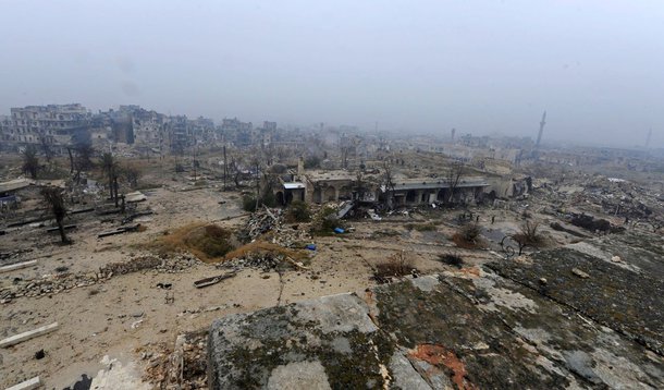 O alto comissário da ONU para Direitos Humanos, Zeid Ra'ad al Hussein, pediu neste sábado (10) que a comunidade internacional atue urgentemente contra a escalada do conflito sírio e envie o caso ao Tribunal Penal Internacional (TPI); "Após sete anos de paralisia no Conselho de Segurança, a situação na Síria pede a gritos para ser transferida ao Tribunal Penal Internacional e um esforço muito mais coordenado por parte dos países para levar a paz ao país", afirmou Zeid em comunicado