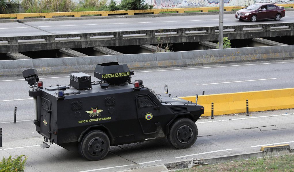 Autoridades venezuelanas prenderam cinco membros de uma "célula terrorista" conectada ao piloto policial rebelde de helicóptero Oscar Perez e mataram vários outros militantes durante um tiroteio em uma área pobre nos arredores de Caracas; Perez apareceu com o rosto ensanguentado em quase uma dúzia de vídeos dramáticos postados no Instagram, dizendo que estava cercado pelas autoridades, que atiravam contra ele com lançadores de granadas; televisão estatal informou que dois policiais morreram, mas não especificou o destino de Perez
